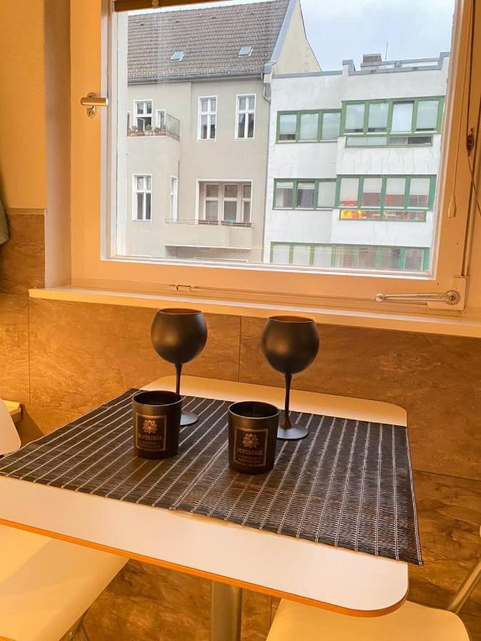Cozy Modern Apartment With Small Balcony In The Heart Of Берлин Экстерьер фото