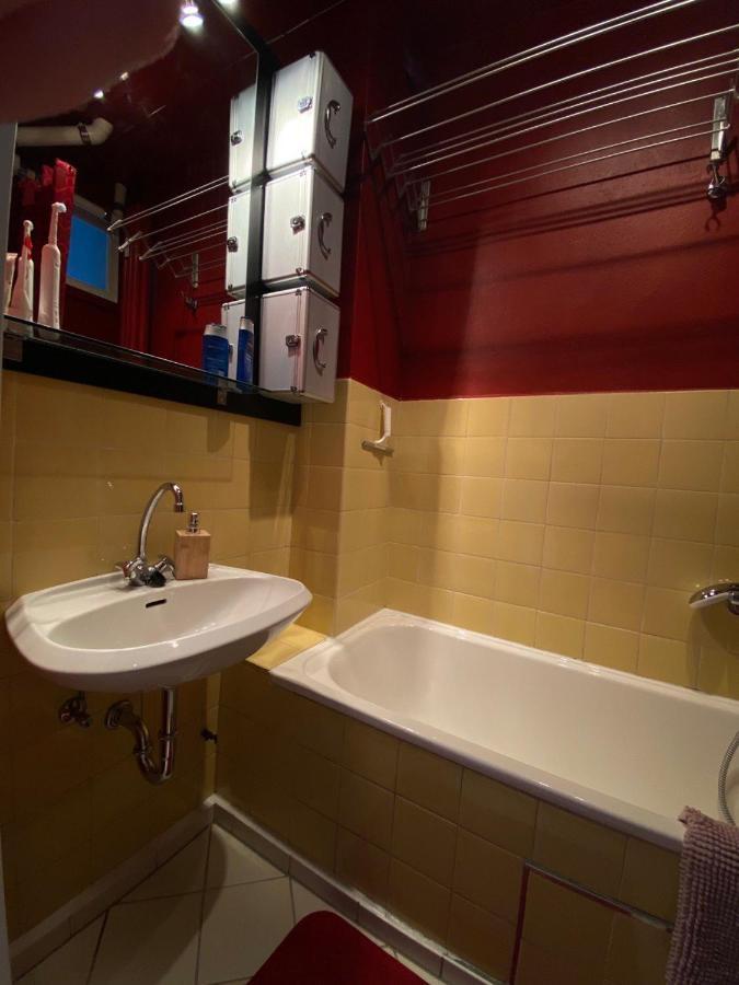 Cozy Modern Apartment With Small Balcony In The Heart Of Берлин Экстерьер фото