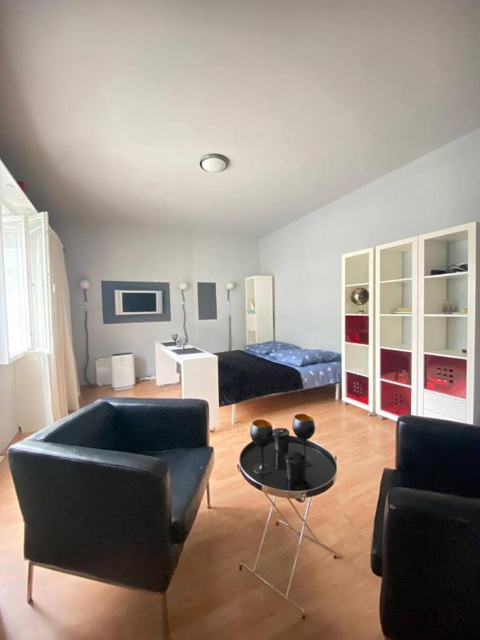 Cozy Modern Apartment With Small Balcony In The Heart Of Берлин Экстерьер фото